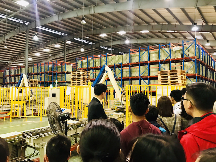 Học sinh được thăm quan trực tiếp dây chuyền sản xuất sữa đậu nành. Ảnh: Nhà trường cung cấp Học sinh được thăm quan trực tiếp dây chuyền sản xuất sữa đậu nành. Ảnh: Nhà trường cung cấp