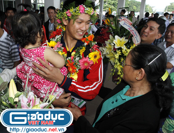 Người thân, người hâm mộ chào đón Phước.