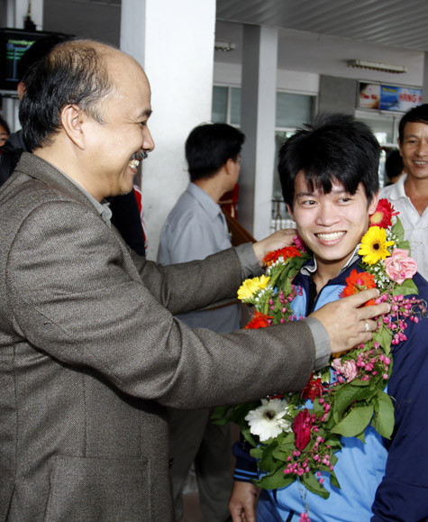 Lãnh đạo ngành Thể thao Đà Nẵng chúc mừng Quốc Toàn. Ảnh: Đình Viên Lãnh đạo ngành Thể thao Đà Nẵng chúc mừng Quốc Toàn. Ảnh: Đình Viên