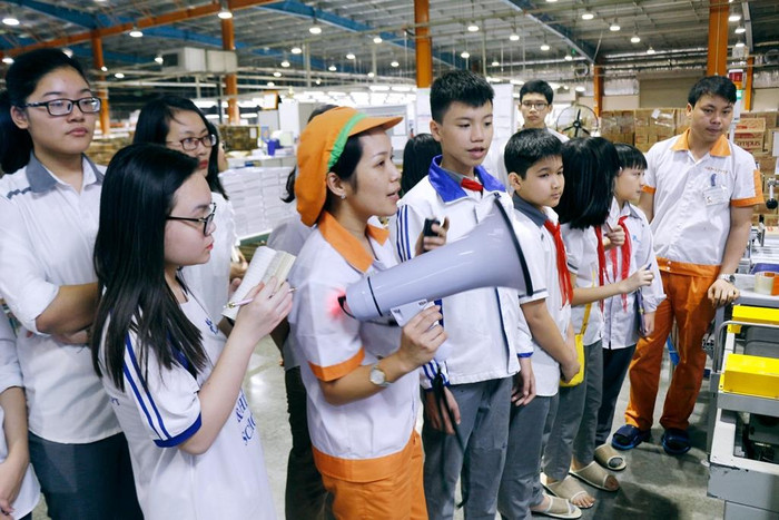 Học sinh nghe thuyết trình về quá trình sản xuất. Ảnh: Nhà trường cung cấp Học sinh nghe thuyết trình về quá trình sản xuất. Ảnh: Nhà trường cung cấp