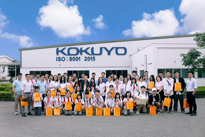 Học sinh Ban Mai chụp ảnh kỷ niệm cùng các cán bộ, công nhân nhà máy. Ảnh: Nhà trường cung cấp. Học sinh Ban Mai chụp ảnh kỷ niệm cùng các cán bộ, công nhân nhà máy. Ảnh: Nhà trường cung cấp.