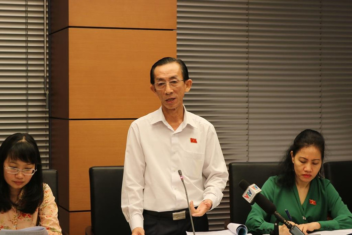 Đại biểu Trần Hoàng Ngân phát biểu thảo luận tại tổ. Ảnh: Đỗ Thơm Đại biểu Trần Hoàng Ngân phát biểu thảo luận tại tổ. Ảnh: Đỗ Thơm