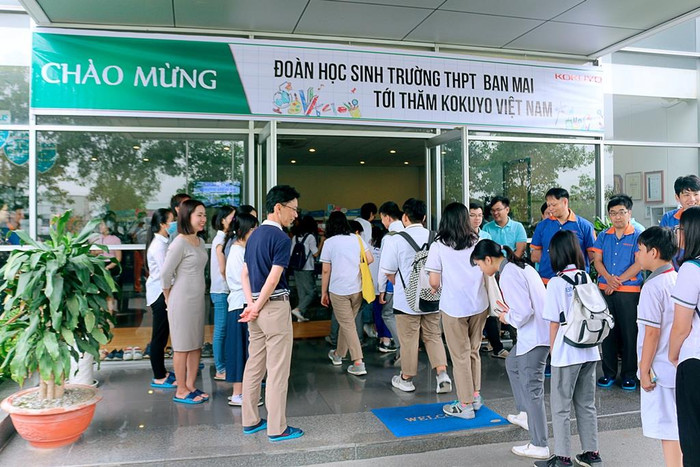 Học sinh Ban Mai được các cán bộ nhà máy Kokuyo Việt Nam chào đón. Ảnh: Nhà trường cung cấp. Học sinh Ban Mai được các cán bộ nhà máy Kokuyo Việt Nam chào đón. Ảnh: Nhà trường cung cấp.
