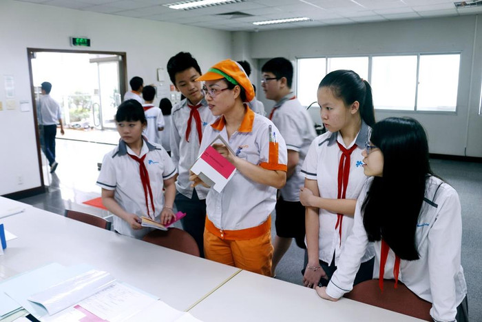 Học sinh được công nhân nhà máy hướng dẫn về quy trình sản xuất sản phẩm. Ảnh: Nhà trường cung cấp. Học sinh được công nhân nhà máy hướng dẫn về quy trình sản xuất sản phẩm. Ảnh: Nhà trường cung cấp.