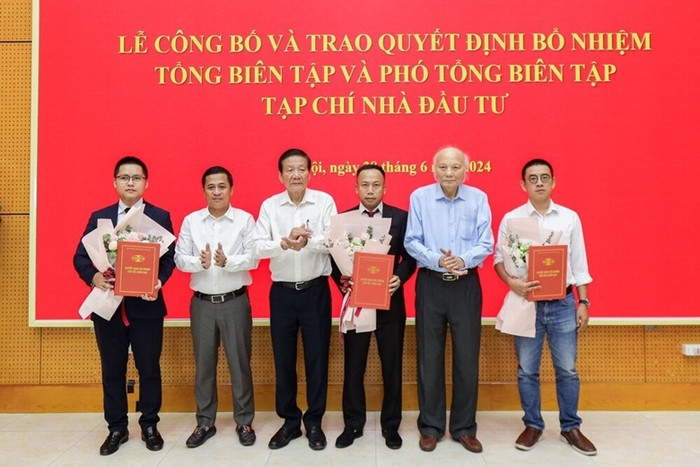 Ban Biên tập Tạp chí Nhà đầu tư nhiệm kỳ mới chụp ảnh lưu niệm cùng GS.TSKH Nguyễn Mại và TS. Nguyễn Anh Tuấn. 6.jpg