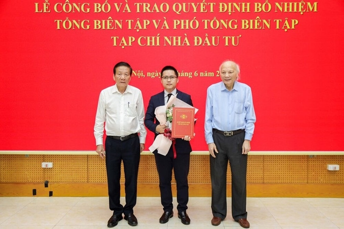 Lãnh đạo Hiệp hội VAFIE trao quyết định bổ nhiệm ông Võ Tá Quỳnh giữ chức vụ Phó Tổng biên tập Tạp chí Nhà đầu tư. 2.jpg