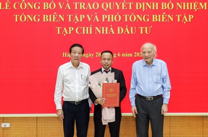 GS.TSKH Nguyễn Mại, Chủ tịch Hiệp hội VAFIE và TS. Nguyễn Anh Tuấn, Phó Chủ tịch VAFIE, Tổng biên tập tiền nhiệm Tạp chí Nhà đầu tư, trao quyết định Bổ nhiệm ông Phạm Đức Sơn làm Tổng biên tập Tạp chí Nhà đầu tư. 1.jpg