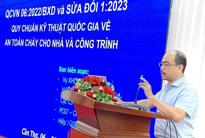 TS Hoàng Anh Giang, Phó Giám đốc Viện Chuyên ngành kết cấu công trình xây dựng phát biểu với Hội thảo. image00320240628111734.jpg