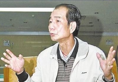 Ông Âu Thiếu Khôn nói với báo chí sau khi được thả là ông đã bị công an thành phố Trường Sa thủ phủ tỉnh Hồ Nam "gài bẫy". Ông Âu Thiếu Khôn nói với báo chí sau khi được thả là ông đã bị công an thành phố Trường Sa thủ phủ tỉnh Hồ Nam "gài bẫy".