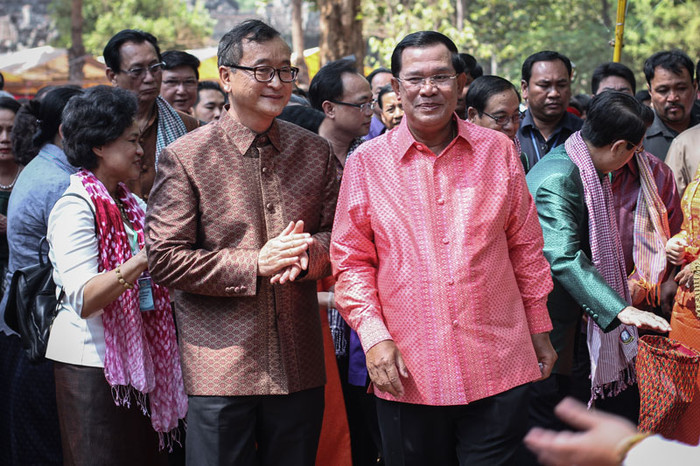 Hai đối thủ chính trị Sam Rainsy và Hun Sen trong tết cổ truyền của người Khmer, ảnh: The Cambodia Daily. Hai đối thủ chính trị Sam Rainsy và Hun Sen trong tết cổ truyền của người Khmer, ảnh: The Cambodia Daily.