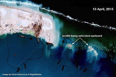 Tàu thuyền Trung Quốc đang bơm cát bồi lấp phi pháp ngoài đá Vành Khăn, ảnh chụp ngày 13/4/2015. Tàu thuyền Trung Quốc đang bơm cát bồi lấp phi pháp ngoài đá Vành Khăn, ảnh chụp ngày 13/4/2015.