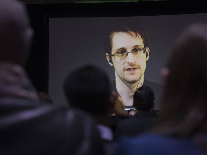 Edward Snowden, nhân vật trung tâm của nhiều đồn đoán kể từ khi đào thoát và công bố nhiều bí mật động trời, trường hợp tin đặc nhiệm Ma Cao bắn chết 4 nhân viên CIA cũng xoay quanh "đề tài" bảo vệ anh. Ảnh: Đa Chiều.