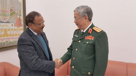 Cố vấn An ninh quốc gia Ấn Độ Ajit Doval và Thứ trưởng Bộ Quốc phòng Nguyễn Chí Vịnh. Ảnh: Talkvietnam. Cố vấn An ninh quốc gia Ấn Độ Ajit Doval và Thứ trưởng Bộ Quốc phòng Nguyễn Chí Vịnh. Ảnh: Talkvietnam.