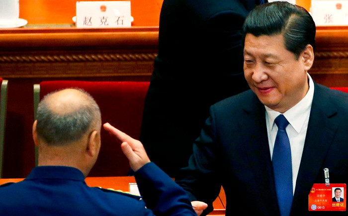 Hứa Kỳ Lượng giơ tay chào khi gặp Tập Cận Bình, ảnh: SCMP.