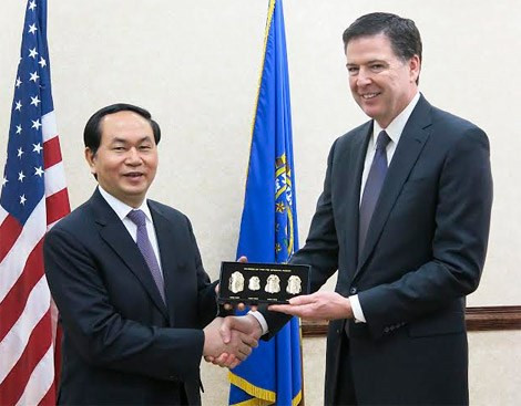 Bộ trưởng Công an Trần Đại Quang và Giám đốc FBI James Comey tại Washington, ảnh: Thanh nien News. Bộ trưởng Công an Trần Đại Quang và Giám đốc FBI James Comey tại Washington, ảnh: Thanh nien News.