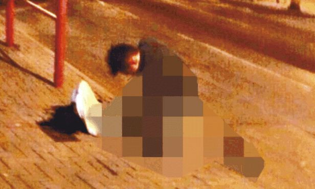 Hành vi :&quot;không đứng đắn&quot; của cặp sinh viên Trung Quốc trên đường phố Hồng Kông gây sốc dư luận. Ảnh: hongkong.coconuts.co