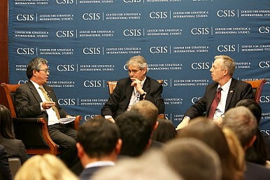 Hai Đại sứ Ted Osius và Phạm Quang Vinh trong buổi đối thoại do CSIS tổ chức. Hai Đại sứ Ted Osius và Phạm Quang Vinh trong buổi đối thoại do CSIS tổ chức.