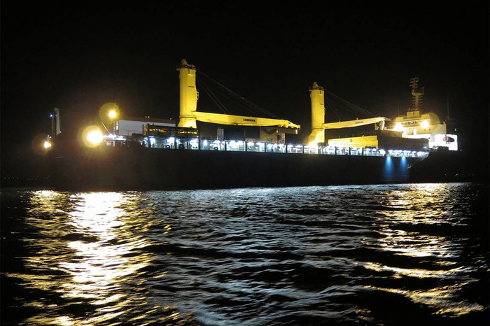 Tàu ngầm Kilo thứ 3 được vận chuyển về Việt Nam, ảnh: WSJ.