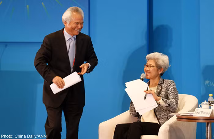 Ông Ngô Sĩ Tồn, Viện trưởng Viện Nghiên cứu Nam Hải (Biển Đông) và bà Phó Oánh, Chủ nhiệm Ủy ban Đối ngoại quốc hội Trung Quốc trong hội thảo về Biển Đông ở Bác Ngao. Các học giả Việt Nam, Philippines, Brunei không được mời phát biểu tham luận tại hội thảo này. Ảnh: China Daily.