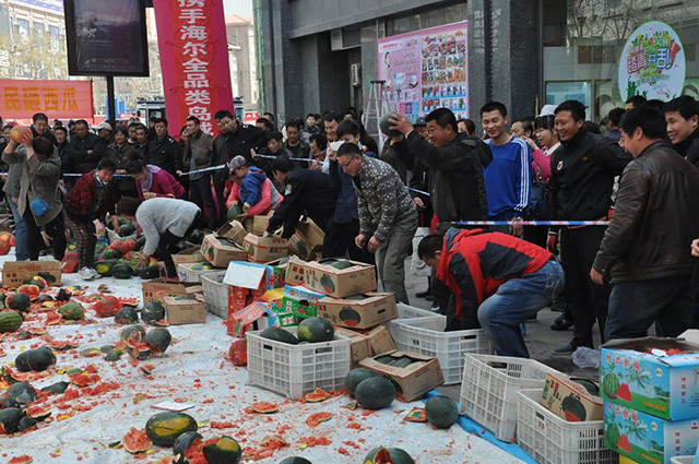 Siêu thị mời khách hàng đập nát đưa hấu nhiễm độc. Siêu thị mời khách hàng đập nát đưa hấu nhiễm độc.