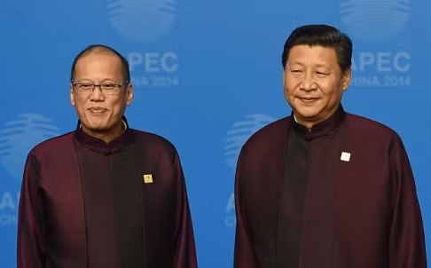 Tổng thống Philippines Benigno Aquino III và Chủ tịch Trung Quốc Tập Cận Bình tại APEC Bắc Kinh 2014. Ảnh: SCMP.