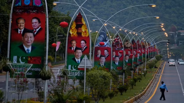 Khắp đường phố Islamabad chăng đèn kết hoa, băng rôn khẩu hiệu và hình ảnh ông Tập Cận Bình phía trước, Tổng thống, Thủ tướng nước chủ nhà phía sau đúng theo "phong cách Trung Quốc". Ảnh: CTV News.