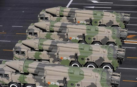 Tên lửa DF-21D, hình minh họa. Tên lửa DF-21D, hình minh họa.