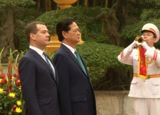 Thủ tướng Nga Dmitry Medvedev và Thủ tướng Nguyễn Tấn Dũng tại Hà Nội. Ảnh: Yahoo News. Thủ tướng Nga Dmitry Medvedev và Thủ tướng Nguyễn Tấn Dũng tại Hà Nội. Ảnh: Yahoo News.