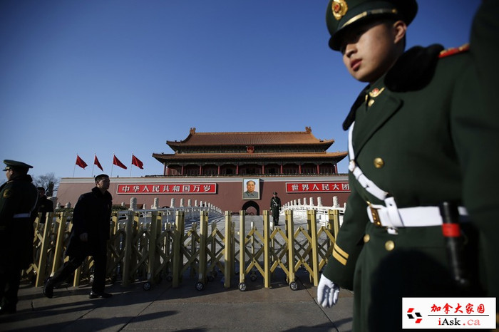 Khu vực quảng trường Thiên An Môn được canh gác nghiêm ngặt nhưng thỉnh thoảng vẫn xảy ra một số vụ gây rối. Khu vực quảng trường Thiên An Môn được canh gác nghiêm ngặt nhưng thỉnh thoảng vẫn xảy ra một số vụ gây rối.