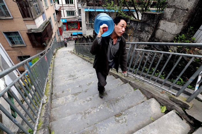 Người đàn ông 44 tuổi này hàng ngày vẫn "cõng nước lên đồi" để đổi lấy những đồng tiền ít ỏi lo cho mẹ, cho con. Nhưng vất vả về thể xác không khiến anh buồn tủi. Người đàn ông 44 tuổi này hàng ngày vẫn "cõng nước lên đồi" để đổi lấy những đồng tiền ít ỏi lo cho mẹ, cho con. Nhưng vất vả về thể xác không khiến anh buồn tủi.