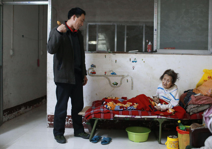 Hàng ngày trước khi đi làm, anh Vũ đều chuẩn bị mọi thứ tươm tất cho bà cụ. Hàng ngày trước khi đi làm, anh Vũ đều chuẩn bị mọi thứ tươm tất cho bà cụ.