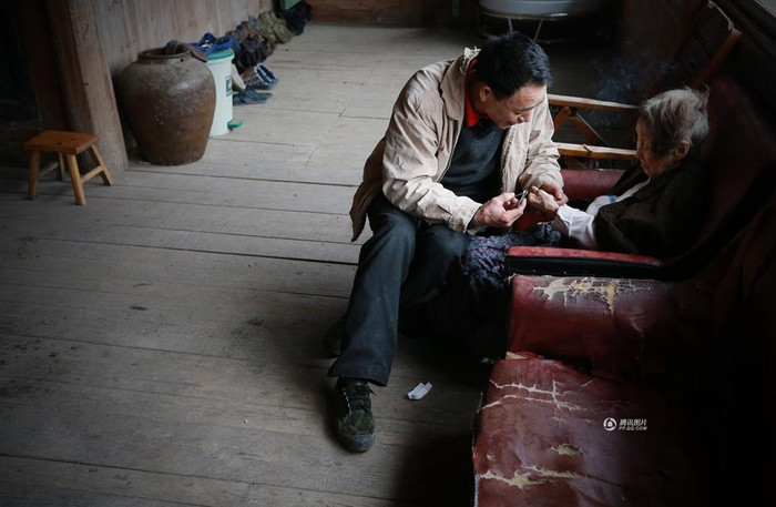 Cắt móng tay cho mẹ cũng là hạnh phúc, vì mẹ còn là mái ấm gia đình còn. Cắt móng tay cho mẹ cũng là hạnh phúc, vì mẹ còn là mái ấm gia đình còn.