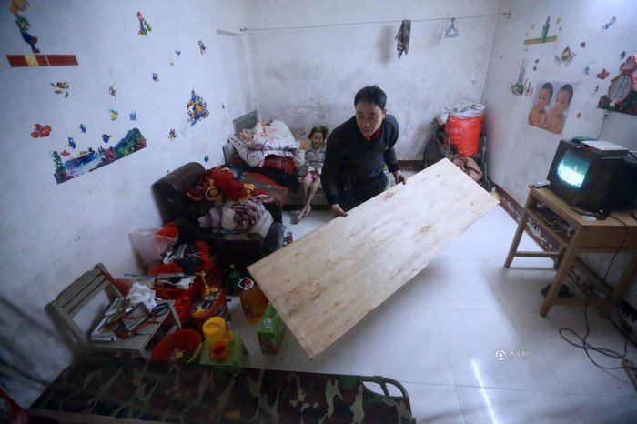 Hàng ngày anh Vũ đều lau dọn vệ sinh sạch sẽ quần áo chăn màn cũng như nơi nằm nghỉ ngơi của mẹ. Hàng ngày anh Vũ đều lau dọn vệ sinh sạch sẽ quần áo chăn màn cũng như nơi nằm nghỉ ngơi của mẹ.