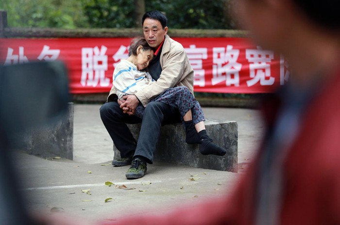 Mẹ còn, gia đình còn. Mẹ còn, gia đình còn.