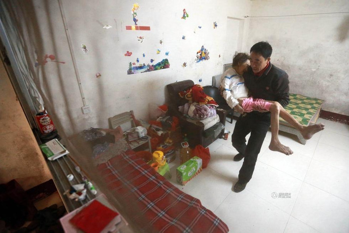 Dọn dẹp gọn gàng xong chỗ nằm, anh Vũ bế mẹ sang nghỉ ngơi. Dọn dẹp gọn gàng xong chỗ nằm, anh Vũ bế mẹ sang nghỉ ngơi.