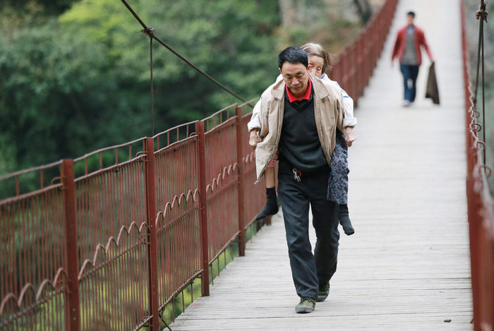 Người con chí hiếu cõng theo mẹ già xuống núi làm thuê kiếm tiền nuôi con, chăm mẹ. Người con chí hiếu cõng theo mẹ già xuống núi làm thuê kiếm tiền nuôi con, chăm mẹ.