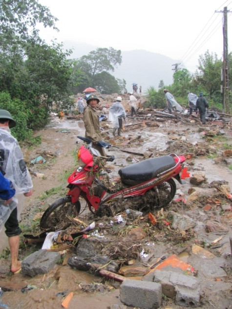 Vỡ đập Lào Cai. Ảnh :Tiền Phong Vỡ đập Lào Cai. Ảnh :Tiền Phong