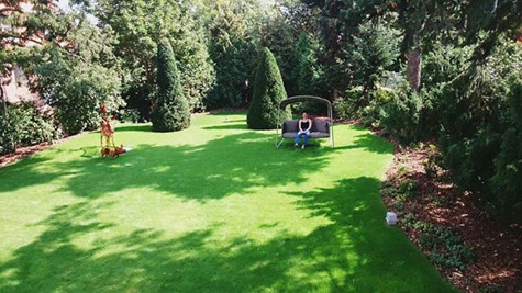 Theo chú thích của Nathan Lee, đây là khu vườn rộng nhà Thu Minh