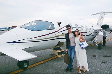 Thu Minh và đàn em Nathan Lee thân mật bên chiếc máy bay màu trắng