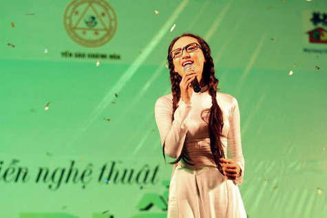 Gây bất ngờ với khán giả khi hóa thân thành nữ sinh cấp 3 với áo dài, bím tóc, kính cận... Gây bất ngờ với khán giả khi hóa thân thành nữ sinh cấp 3 với áo dài, bím tóc, kính cận...