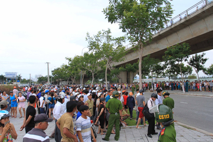 Hàng trăm người chứng kiến vụ việc dưới chân cầu Thuận Phước. Ảnh Thùy Linh Hàng trăm người chứng kiến vụ việc dưới chân cầu Thuận Phước. Ảnh Thùy Linh