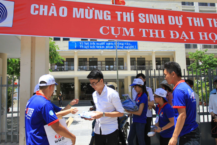 ...Đặc biệt, dù thời tiết nắng nóng, khi các thí sinh thi xong môn đầu tiên, các em được thanh niên tình nguyện phát thức ăn, nước uống miễn phí ngay trước cổng trường. "Làm xong bài thi, khi đi ra trước cổng được các anh chị thanh niên tình nguyện phát thức ăn và nước uống, em cảm động và vui lắm. Thấy các anh chị đứng giữa trời nắng để giúp đỡ chúng em, đúng là không thể nói gì hơn ngoài tấm lòng...", thí sinh Nguyễn Hữu Hà (đến từ Quảng Nam) cho biết. ...Đặc biệt, dù thời tiết nắng nóng, khi các thí sinh thi xong môn đầu tiên, các em được thanh niên tình nguyện phát thức ăn, nước uống miễn phí ngay trước cổng trường. "Làm xong bài thi, khi đi ra trước cổng được các anh chị thanh niên tình nguyện phát thức ăn và nước uống, em cảm động và vui lắm. Thấy các anh chị đứng giữa trời nắng để giúp đỡ chúng em, đúng là không thể nói gì hơn ngoài tấm lòng...", thí sinh Nguyễn Hữu Hà (đến từ Quảng Nam) cho biết.