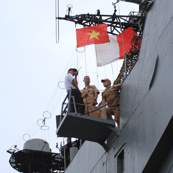 Thủy thủ Nga - Việt đang phối hợp với nhau để tàu cập cảng Tiên Sa an toàn. Thủy thủ Nga - Việt đang phối hợp với nhau để tàu cập cảng Tiên Sa an toàn.