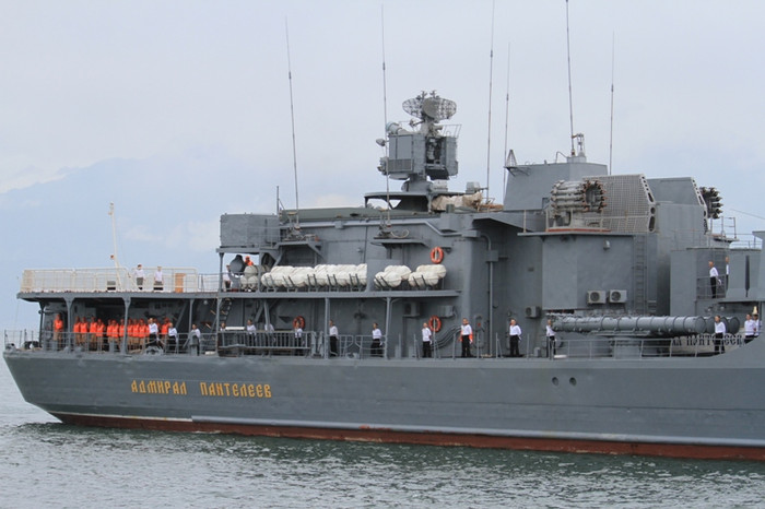 Phía đuôi tàu có bãi đậu trực thăng săn ngầm... Phía đuôi tàu có bãi đậu trực thăng săn ngầm...