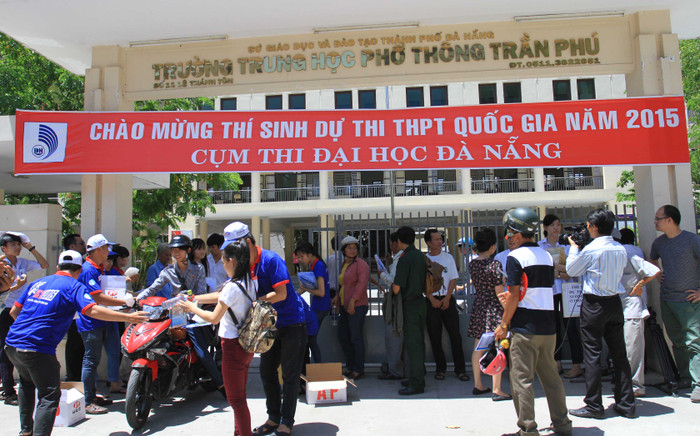 Thanh niên tình nguyện "đội nắng" tiếp sức mùa thi... Thanh niên tình nguyện "đội nắng" tiếp sức mùa thi...