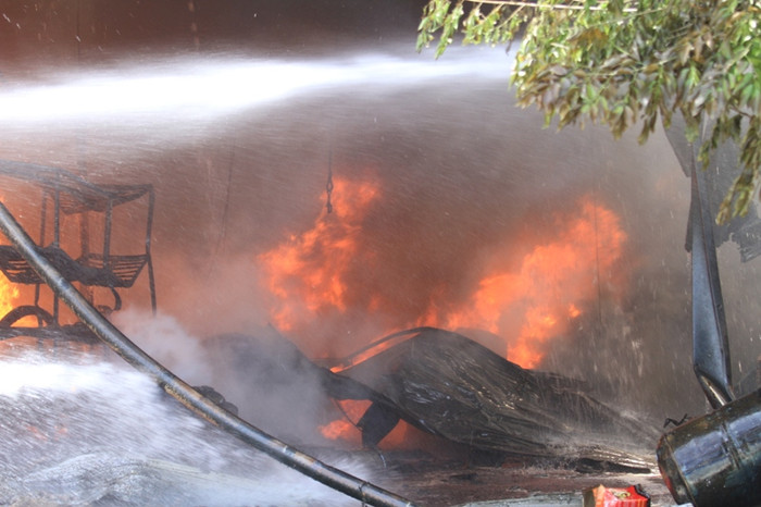 Đám cháy lớn, mùi bốc lên khét lẹt. Hiện chưa có thông tin thiệt hại về người