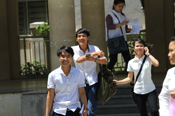 Sau khi làm xong môn Toán, nhiều thí sinh phấn khởi vì đề Toán cũng "dễ thở"..."Mấy câu đầu của đề Toán thì cũng dễ, chỉ 1-2 câu sau là hơi khó, đòi hỏi phải có kiến thức nâng cao mới làm tốt được. Em hài lòng vì đã làm hết tất cả các câu...", một thí sinh cho biết Sau khi làm xong môn Toán, nhiều thí sinh phấn khởi vì đề Toán cũng "dễ thở"..."Mấy câu đầu của đề Toán thì cũng dễ, chỉ 1-2 câu sau là hơi khó, đòi hỏi phải có kiến thức nâng cao mới làm tốt được. Em hài lòng vì đã làm hết tất cả các câu...", một thí sinh cho biết