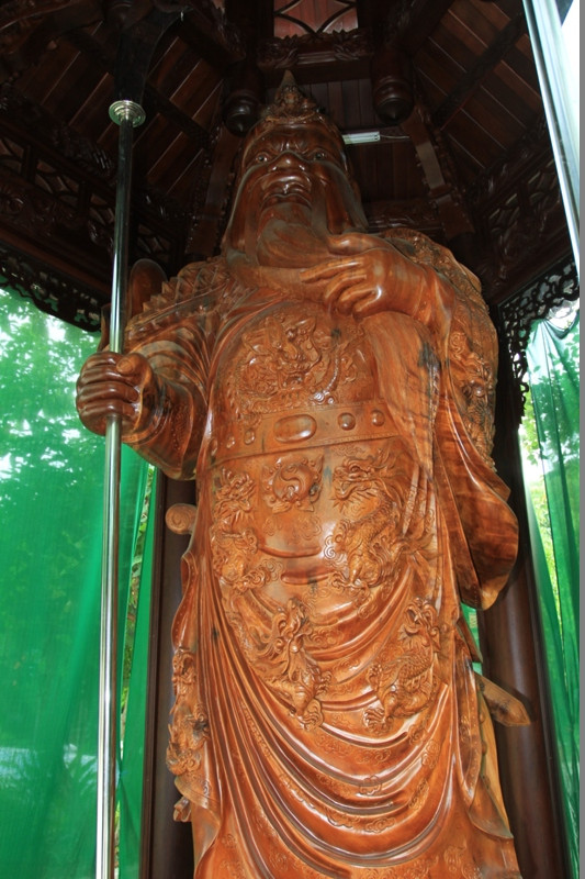 Một số tượng gỗ được đặt trong biệt phủ nhằm mục đích phục vụ du lịch tâm linh....