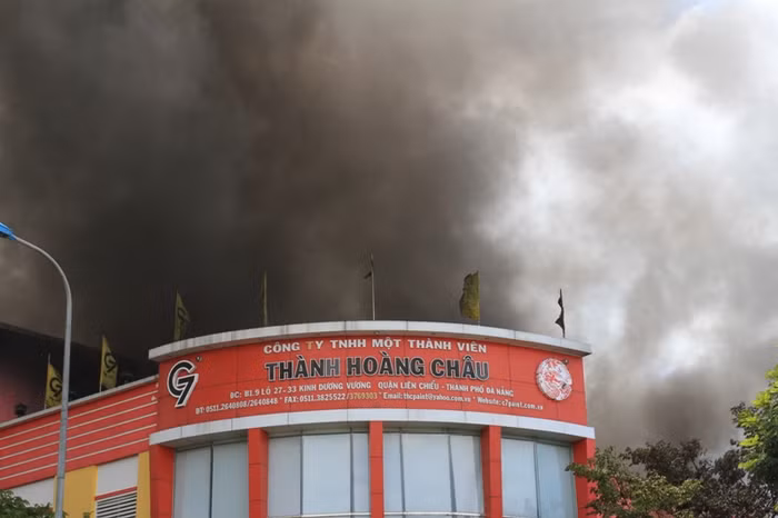 Công ty Thành Hoàng Châu chìm trong lửa khói...