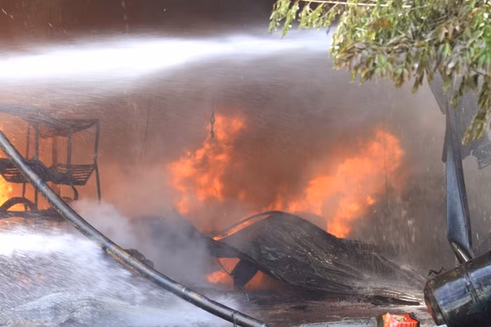 Đám cháy lớn, mùi bốc lên khét lẹt. Hiện chưa có thông tin thiệt hại về người